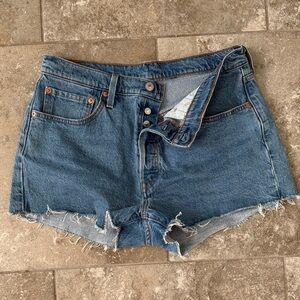 NWOT-Levi’s 501 Original Vintage Med Wash Denim Shorts Size 32 Button Fly
